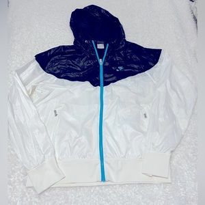 Nike Men’s Jacket Windrunner Size L. With pouch bag